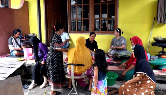 Warga Antasan Raden Gang Gusti RT.20 RW.02 mengadakan tradisi suro,Dengan Gotong Royong Bagi Bagi Bubur ke Warga Sekitar