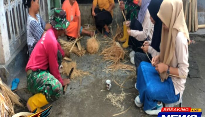 Kegiatan Non Fisik, Babinsa Desa Loyok Koramil 1615-09/Sikur Komunikasi Sosial Dengan Pengrajin Anyaman Bambu