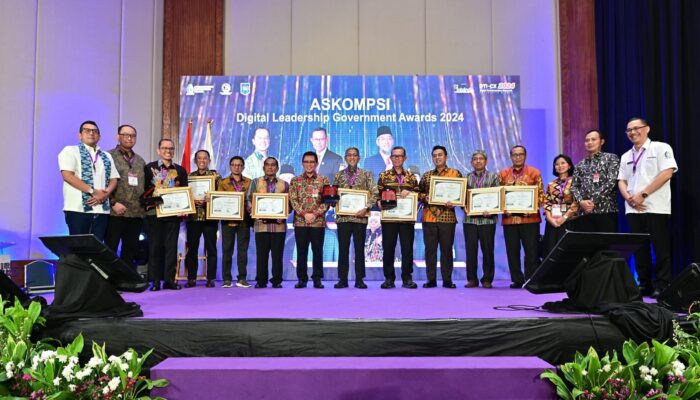 Restuardy Daud Serahkan Penghargaan pada Ajang ASKOMPSI Digital Leadership Government Awards 2024