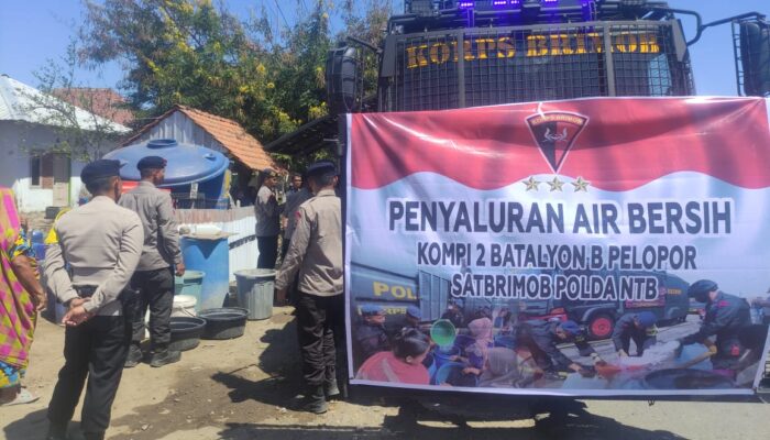 Kompi Batalyon B Pelopor Brimob Polda NTB Salurkan Air Bersih di Poto Tano KSB