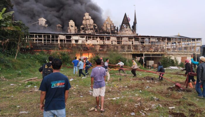 Diduga berasal dari kompor dapur, resto Obyek wisata Celosia Bandungan terbakar.