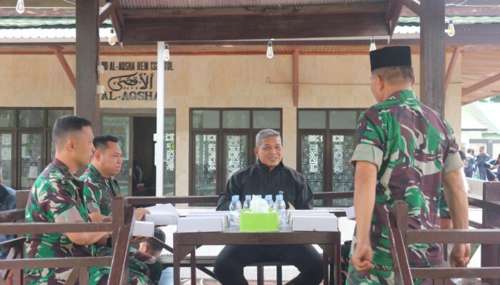 Korem 132/Tdl Bersama Masyarakat Melaksanakan Sholat Jumat di lanjutkan Berbagi Berkah:”Dua Panggilan Allah SWT”.