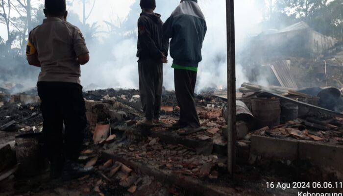 Diduga konsleting listrik di atap kandang, kandang ayam di Sumowono terbakar.