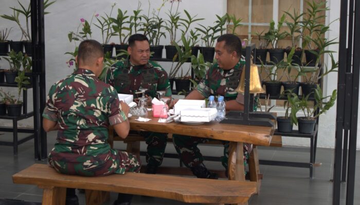 Korem 132/Tdl: Makan Siang Bersama sebagai Bentuk Kebersamaan menjalin Silaturahmi