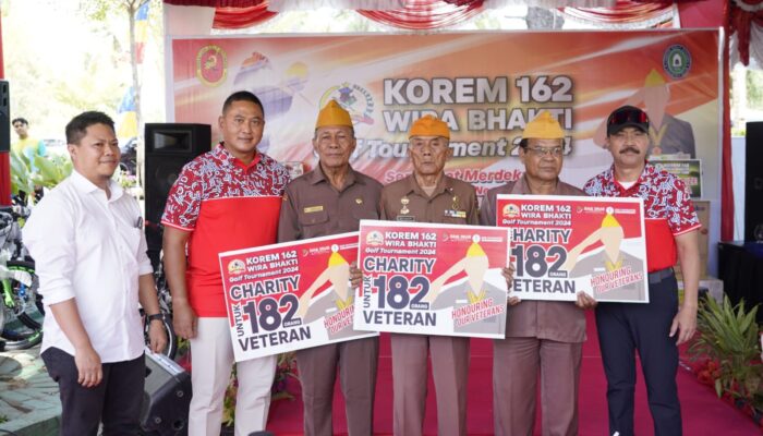 Senyum Sumringah Veteran Dapatkan Hadiah Saat Tournamen Golf Piala Danrem 162/WB