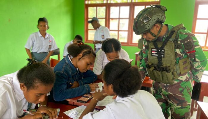 Satgas Yonif 762/VYS Tingkatkan Minat Belajar Matematika di SMK N 01/Yembun