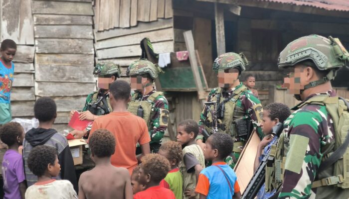 Anak-Anak Kuari Sambut Gembira Pembagian Buku Gratis Satgas Marinir Habema