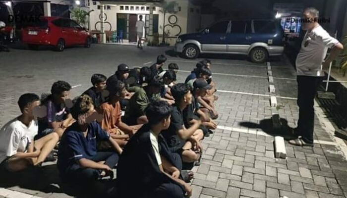 MERESAHKAN WARGA DAN PENGGUNA JALAN SAAT MALAM HARI, BELASAN REMAJA BALAPAN LIAR DI EXIT TOLLINGKAR DICIDUK POLRES DEMAK.