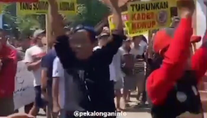 Warga Desa Wuled Kecamatan Tirto, Kab. Pekalongan menuntut kepala desa untuk mundur dari jabatannya.