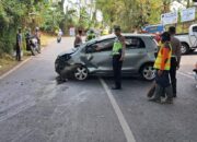 Diduga mengantuk, sebuah minibus kecelakaan tunggal di Ambarawa.