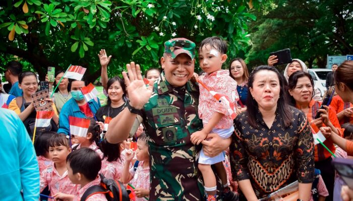 Sinergitas TNI-Polri dan Antusias Masyarakat Terlihat Saat Mengantar Brigjen TNI Dody Triwinarto ke Tempat Tugas Baru