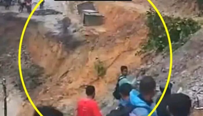 Jalan lintas sumatera tepatnya di Batu Jomba sipirok putus total