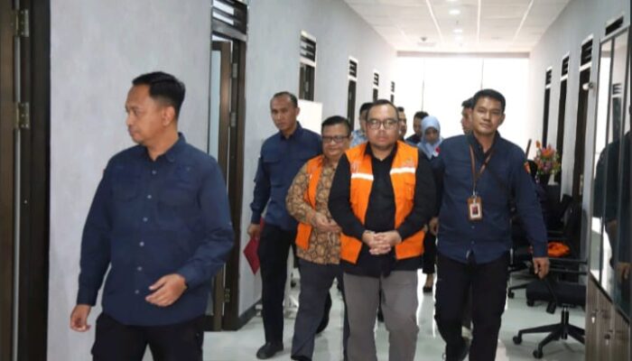 KEJATI KALTIM KEMBALI MENAHAN 2 TERSANGKA PERKARA DUGAAN TINDAK PIDANA KORUPSI DALAM PENYALURAN KREDIT KEPADA PT. ERDA INDAH PADA BANK KALTIMTARA CABANG BALIKPAPAN