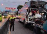 Alami kendala pada mesin, Bis malam tabrak truk Kontainer.