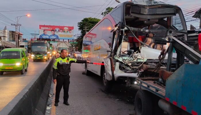 Alami kendala pada mesin, Bis malam tabrak truk Kontainer.