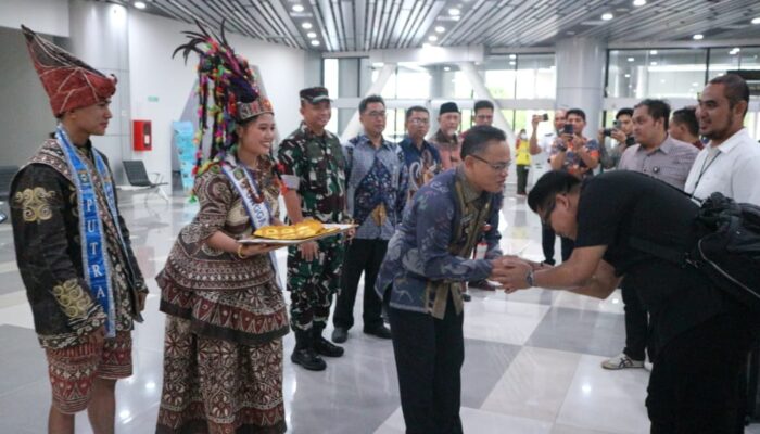 Danrem 132/Tadulako Bersama Forkopimda Sulteng Sambut Kedatangan Wakil Ketua MPR RI di Bandara Mutiara SIS Al-jufri Palu