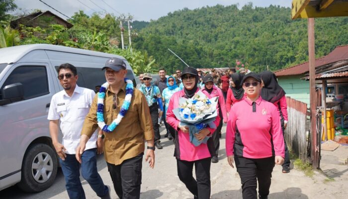 Cooling System Jelang Pilkada 2024, Kapolda Sulteng Bagikan Sembako dan Kursi Roda di Bangkep