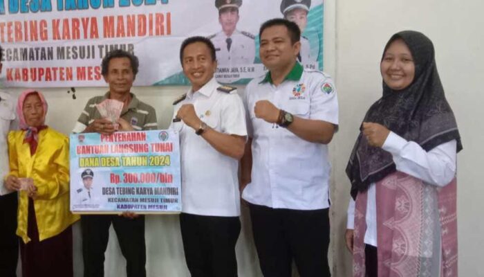 Desa Tebing Karya Mandiri Bagikan Bantuan Langsung Tunai (BLT) kepada 25(KPM)