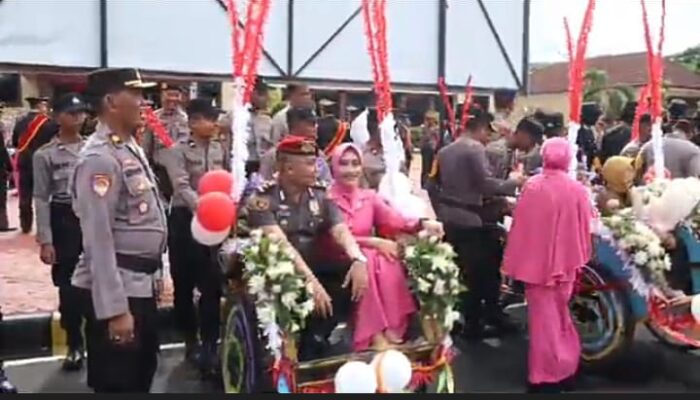 Salut, Pak Kapolres Jepara Kayuh Becak Antar Purnawirawan Polisi