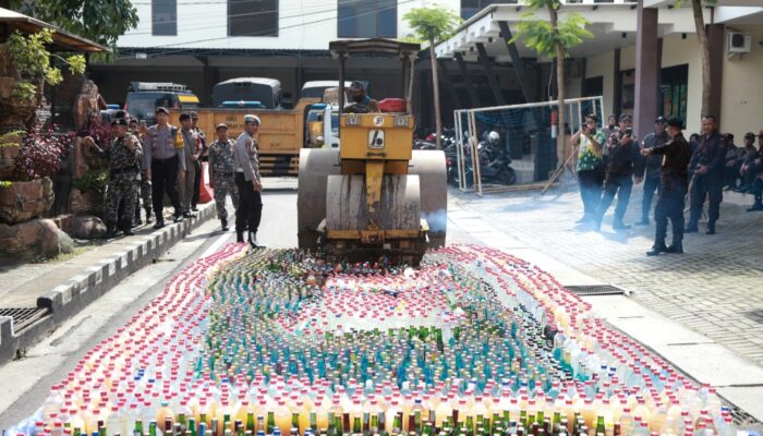 Jelang Natal dan Tahun Baru, Polres Jombang Musnahkan 3.627 Botol Miras dari Baerbagai Merk