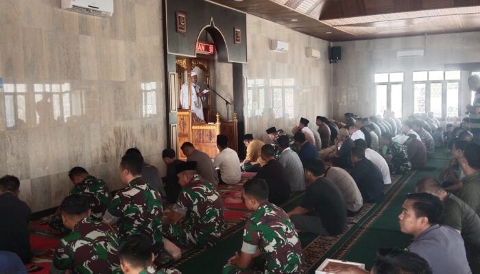 Korem 132/Tdl Sholat Jumat dan Berbagi Berkah:Menjalani Hidup dengan Bersyukur