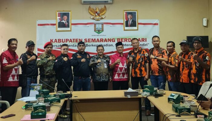 Bupati Kabupaten Semarang memfasilitasi dua kelompok Ormas PP dan GRIB Jaya Menandatangani Ikrar Damai Di kantor Bupati.