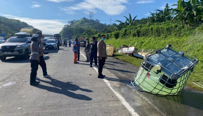 Laka karambol KM 428 jalur Tol, libatkan truk angkut bahan kimia.