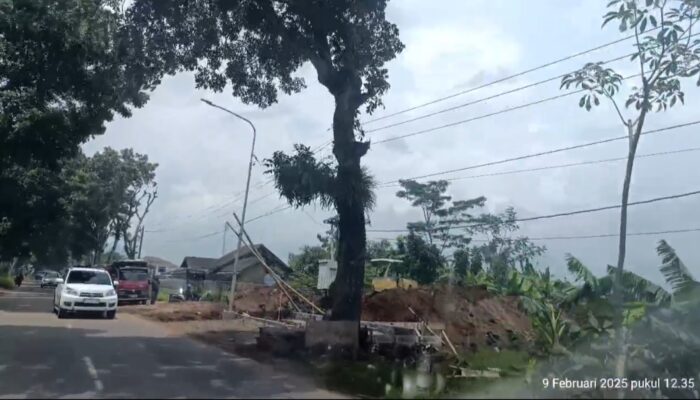 VIRAL ..!!!Proyek Urugan di Jalan Banyubiru Raya Diduga Menimbulkan Potensi Bahaya