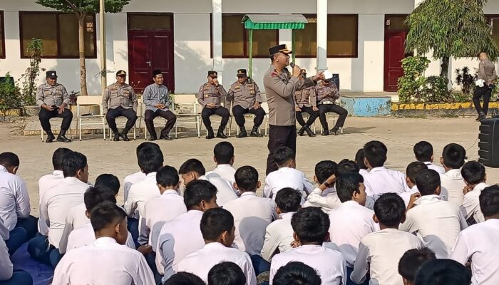 Kapolresta Jambi Sosialisasi Dan Penyuluhan Tentang Genk Motor , Tawuran Antar Pelajar , Ba lap Liar dan Penyalah Gunaan Narkoba di SMP N 2 Jambi