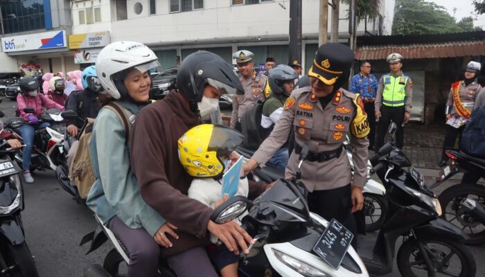 Peduli keselamatan pengendara, Polres Semarang bagikan helm.