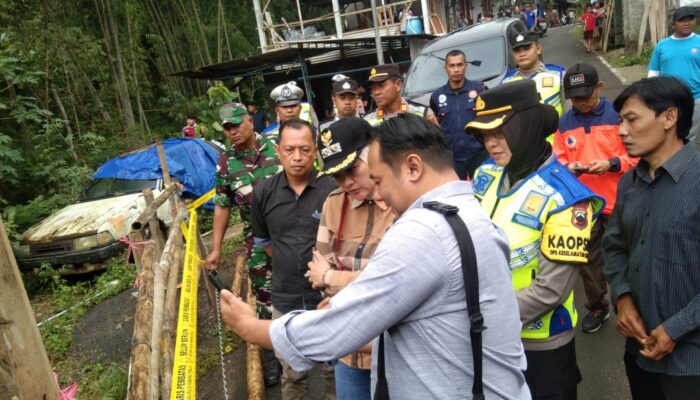 Wakil Walikota Salatiga, Nina Agustin bersama Kapolres Salatiga AKBP Aryuni Novitasari mengunjungi lokasi jembatan roboh Kampung Winong RT 01/RW 01 Kelurahan Kecandran