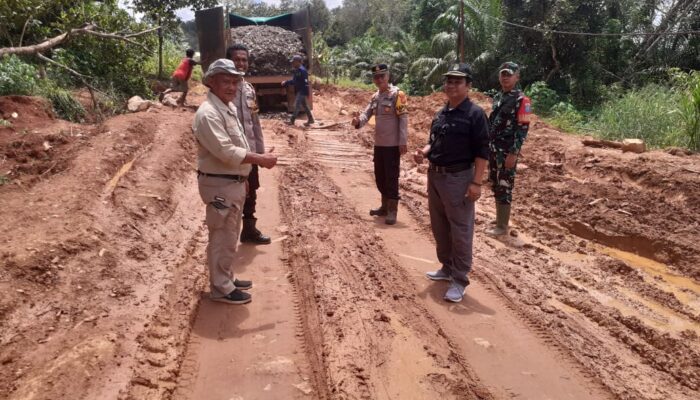 Luar Biasa, Kapolsek Jelai Hulu Perbaiki Jalan Rusak