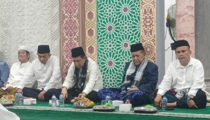 Bupati dan Wakil Bupati Muaro Jambi Bersama Tim Safari Ramadhan Provinsi Jambi Sholat Tarawih Di Masjid Istiqomah Sengeti