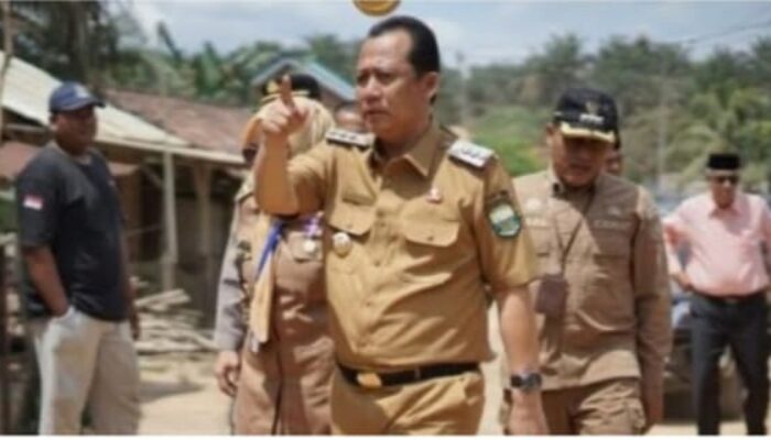 Bupati Kabupaten Muaro Jambi Bambang Bayu Suseno SP. MM. M.Si meninjau langsung kondisi jembatan yang rusak di Desa Suko Awin Jaya