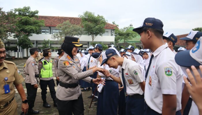 Pimpin upacara hari senin, Kapolres Semarang berikan himbuan di SMPN 2 Ungaran.